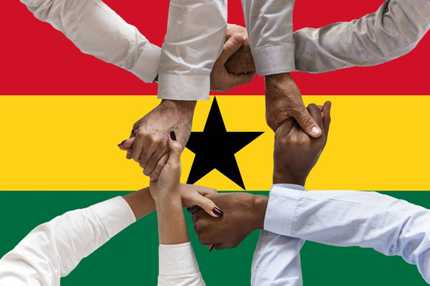 Flagge Ghanas, Integration einer multikulturellen Gruppe junger Menschen - Foto, Bild