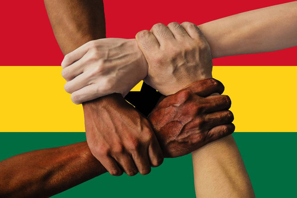 Drapeau du Ghana, intégration d'un groupe multiculturel de jeunes - Photo, image