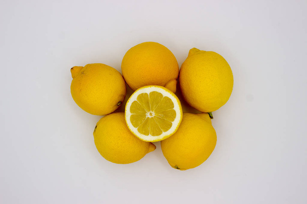 Много лимонов и половина лимонного изолированного изображения на белой спине
 - Фото, изображение