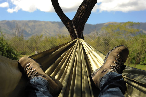 Randonneur relaxant dans un hamac profitant du paysage de montagne
 - Photo, image