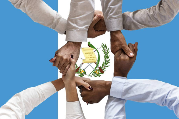 Σημαία της Γουατεμάλας, διασύνδεση μιας πολυπολιτισμικής ομάδας νέων - Φωτογραφία, εικόνα