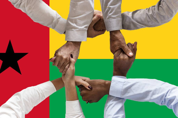 Bissau-Guinea zászlaja, a fiatalok multikulturális csoportjának összekapcsolása - Fotó, kép
