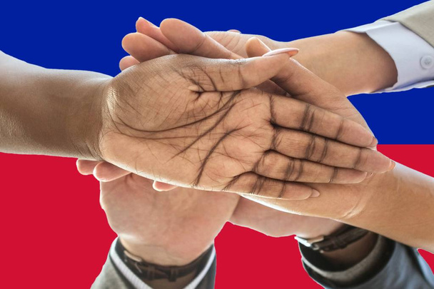 Bandiera di Haiti, integrazione di un gruppo multiculturale di giovani
 - Foto, immagini