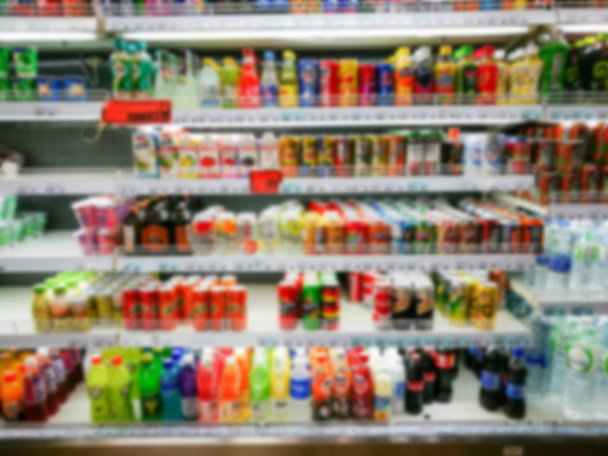 Süpermarkette ürün raflarında bulanık - Fotoğraf, Görsel