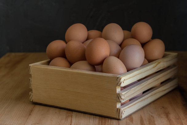 Jajka w drewnianej tacy na jajka - Zdjęcie, obraz