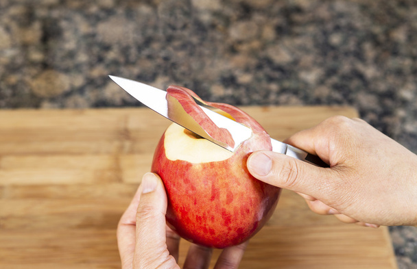 Pomme fraîche pelée avec couteau à éplucher
 - Photo, image