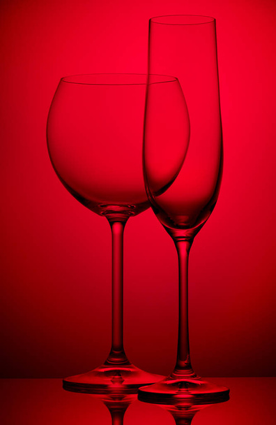 Dos copas de vino sobre rojo
 - Foto, Imagen