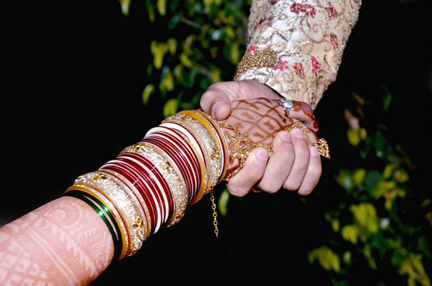 Braut & Bräutigam Hand in Hand bei indischer Hochzeit - Foto, Bild