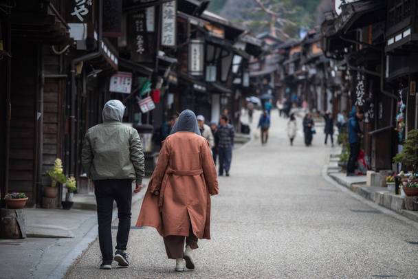 夫婦が奈良井宿ポストタウンを訪れる  - 写真・画像