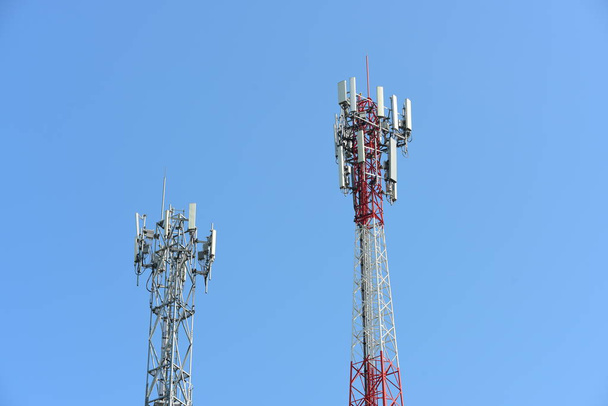 Antenli telekomünikasyon kulesi. Sinyal iletimi için yüksek direk. Hem kablosuz telefon sistemleri hem de mikrodalga sistemleri vardır - Fotoğraf, Görsel