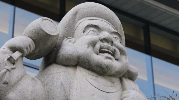 Угол обзора статуи в храме Канда в Токио
 - Кадры, видео