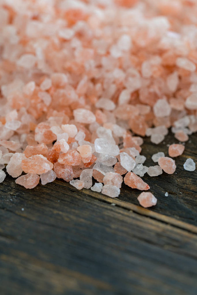 organiczne różowe kryształy soli Himalaya na rustykalny drewniany stół - Zdjęcie, obraz