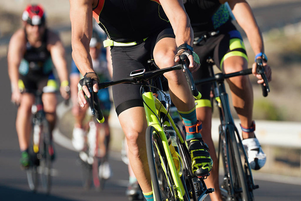 Yüksek hızda bir yarış sürme Bisiklete binme rekabet bisikletçi sporcular - Fotoğraf, Görsel