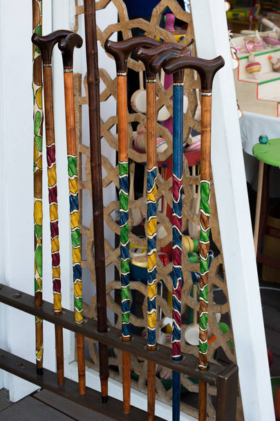 Bâtons de marche en bois décoratifs colorés exposés
 - Photo, image