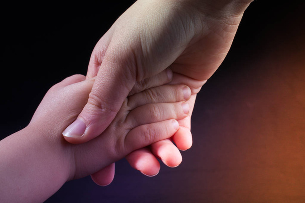 Ενήλικες και παιδιά κρατούν τα χέρια - Φωτογραφία, εικόνα