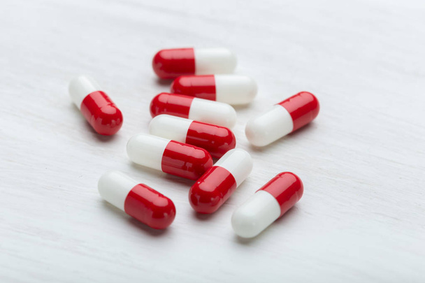 Concepto de salud, vitaminas y suministros médicos: medicamentos y píldoras sobre fondo blanco
 - Foto, Imagen
