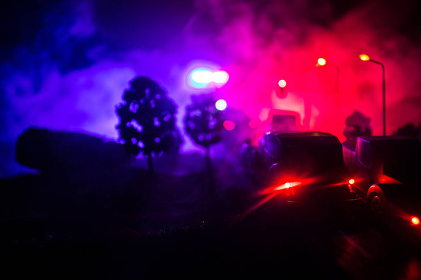 φωτισμού του αυτοκινήτου της αστυνομίας το βράδυ κατά τη διάρκεια ατυχήματος στο δρόμο. Διακόσμηση τραπεζιού έργα τέχνης. Επιλεκτική εστίαση - Φωτογραφία, εικόνα