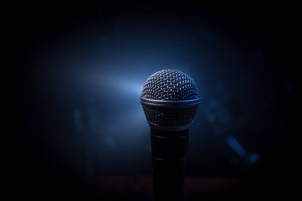 Mikrofon für Ton, Musik, Karaoke im Tonstudio oder auf der Bühne. Mikrofon-Technologie. Stimme, Konzertunterhaltung. Sprachübertragungsgeräte. Live-Pop, Rock-Musik - Foto, Bild
