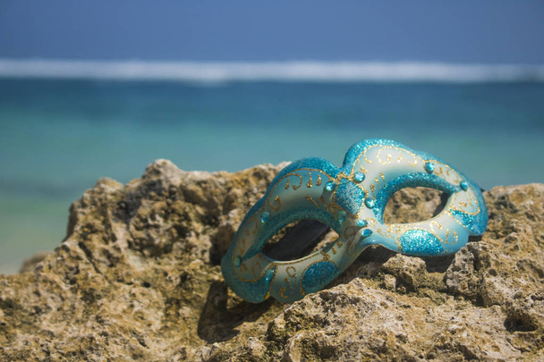 máscara de festa de máscaras na vista da praia
 - Foto, Imagem