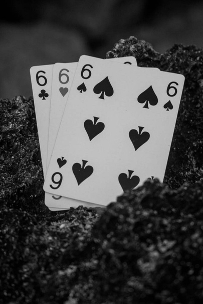 κάρτα πόκερ στοίχημα τρία από ένα είδος τριπλό έξι - Φωτογραφία, εικόνα