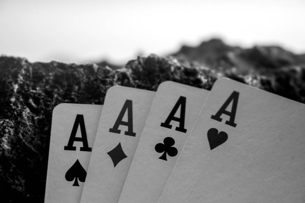 τέσσερα από ένα είδος ACE κάρτα πόκερ στοίχημα μαύρο και άσπρο - Φωτογραφία, εικόνα