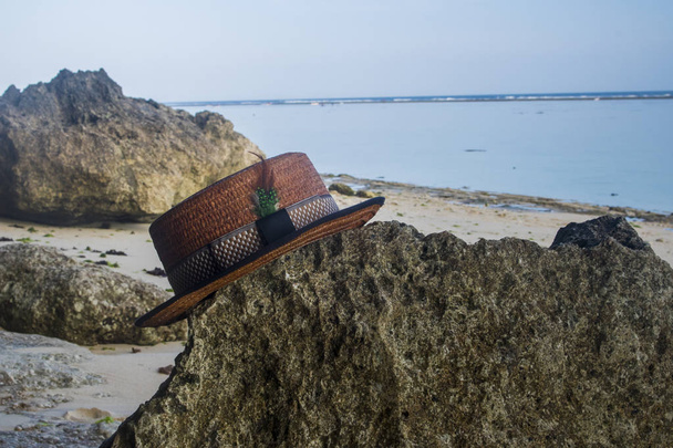 boater kalap a zátony strandon nyári szünet - Fotó, kép