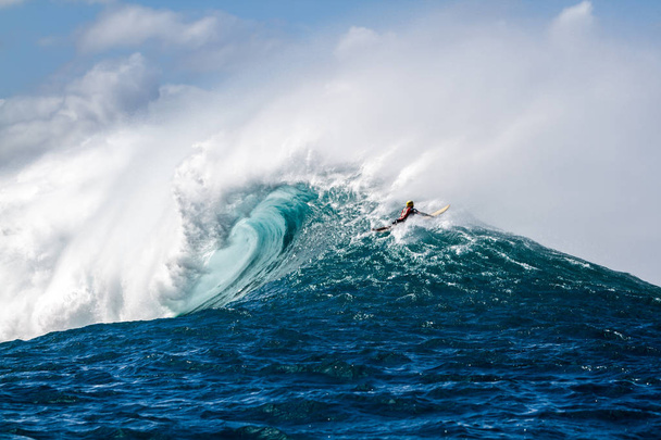 Een surfer die over een gigantische golf in Hawaï gaat - Foto, afbeelding