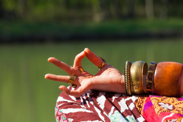 zbliżenie kobieta ręka w mudra gest praktyka Joga Medytacja  - Zdjęcie, obraz
