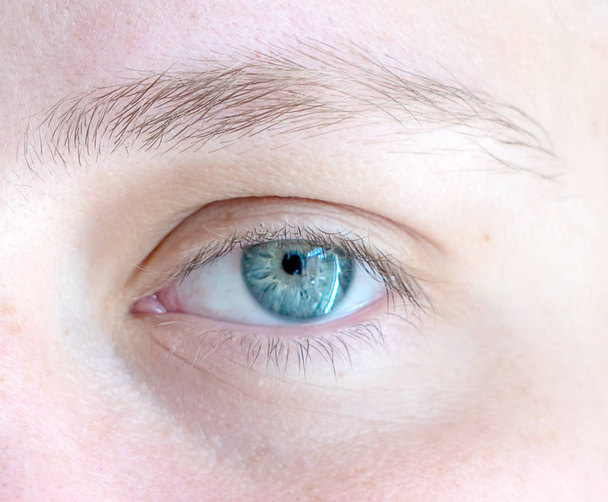 Giovane ragazza bella chiaro occhio blu da vicino
 - Foto, immagini