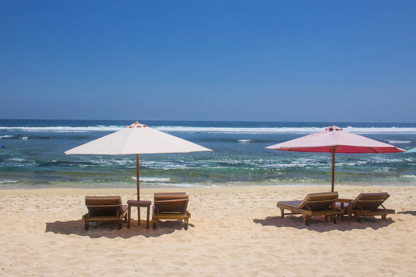 ομπρέλα καρέκλα όμορφο καλοκαίρι θέα στην παραλία - Φωτογραφία, εικόνα
