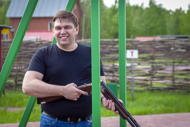Человек со спортивной винтовкой на стрельбище
. - Фото, изображение