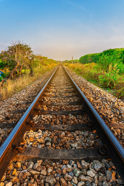 空の太陽の色を持つ鉄道や鉄道の列車輸送 - 写真・画像