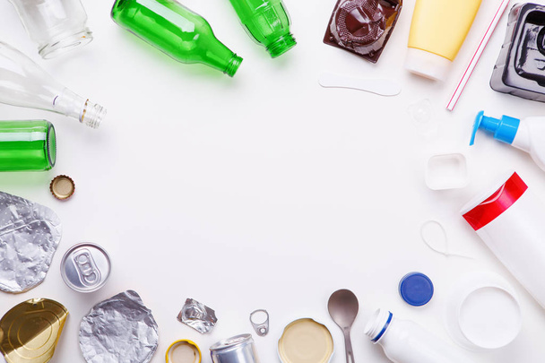 Auswahl von Abfällen für das Recycling - Metall, Kunststoff und Glas. Recyclingkonzept - Foto, Bild