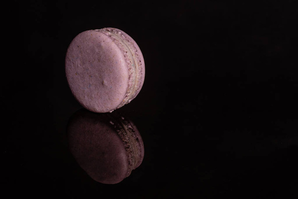 schöne rosa leckere Makronen auf dunklem Hintergrund - Foto, Bild