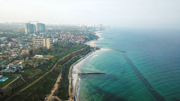 Odessa şehri drone'dan. Deniz manzarası. İlkbaharda şehir ve deniz. Büyük manzara fotoğraf. Daha fazla yeşil ve mavi renk. - Fotoğraf, Görsel