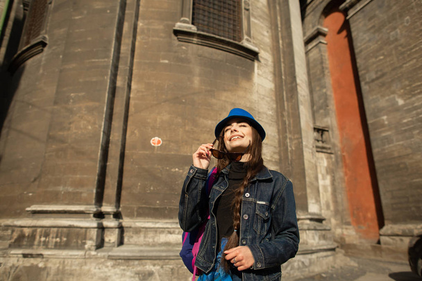 Молодая женщина, стоящая возле церкви в старом городе Львове. Украина
 - Фото, изображение