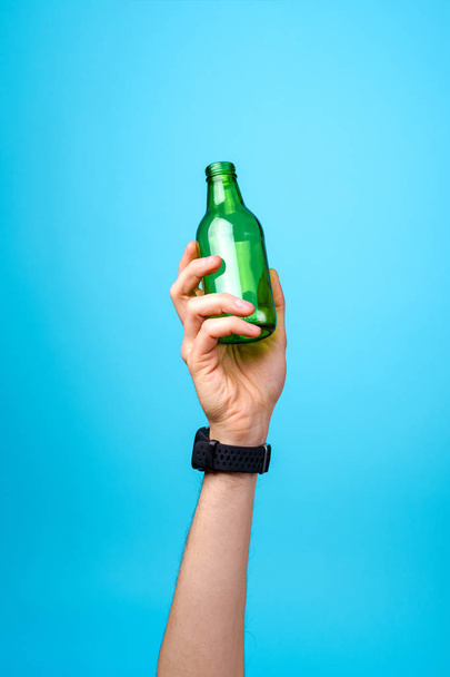 hand holding glass bottle - Zdjęcie, obraz