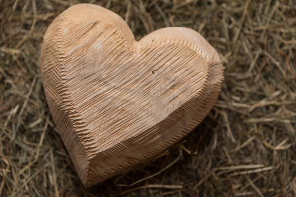 деревенское сердце из массива дерева
 - Фото, изображение
