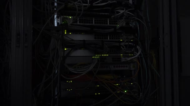 Oscuridad en la sala de servidores. Lámpara de servidor verde intermitente led. Interruptor Ethernet de red
. - Metraje, vídeo