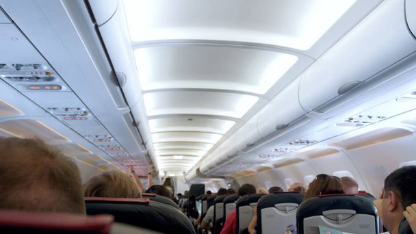 verschwommenes Bild von Passagieren, die auf Sitzen sitzen und auf den Start eines Flugzeugs warten - Foto, Bild