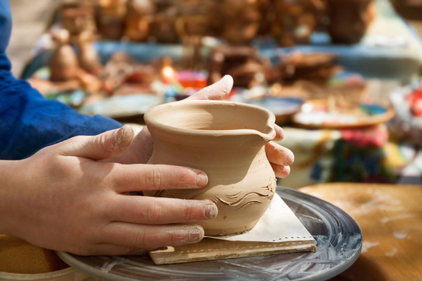 Handen van een pottenbakker maken van keramische klei product op het aardewerk whe - Foto, afbeelding