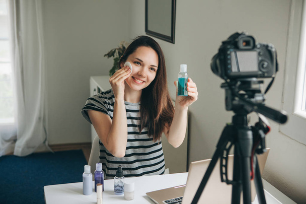 Szépség blogger mutatja, hogyan kell csinálni smink - Fotó, kép