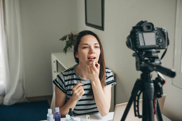 Beauty blogger shows how to do makeup - Fotoğraf, Görsel