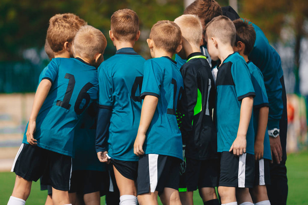 Team Huddle'daki Soccer Boys. Çocuklar Futbol Koçu ile Takım Huddle üzerinde. Okul Futbol Takımı - Fotoğraf, Görsel