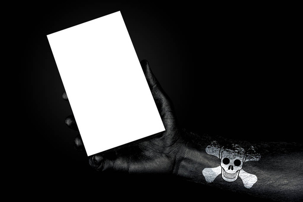 рука с раскрашенным флагом пираты держат большой белый лист с местом для надписи, макет
 - Фото, изображение