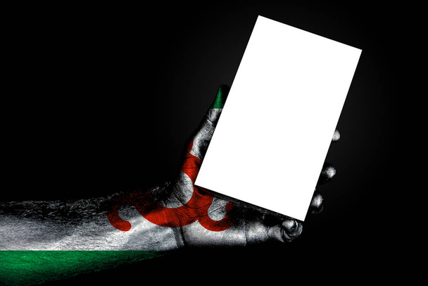 mano con bandera pintada Ingushetia sosteniendo una gran hoja blanca con espacio para una inscripción, maqueta
 - Foto, imagen