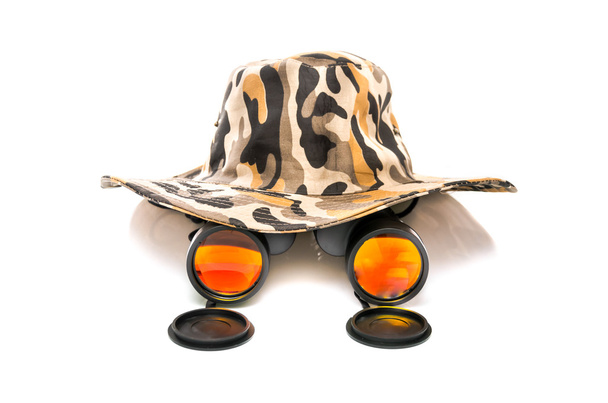 verrekijkers en een hoed safari - Foto, afbeelding