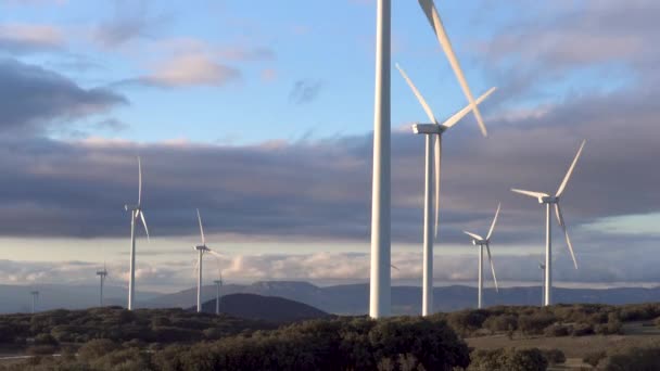 Windturbines op blauwe lucht achtergrond, duurzame ecologische energieproductie. - Video