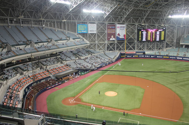 a aparência de um estádio de beisebol indoor
 - Foto, Imagem