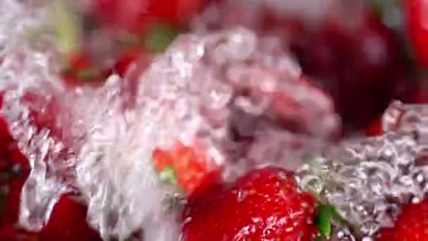 Erdbeerfrucht infundierte Wasser. Nahaufnahme der horizontalen Bewegung der Ernte . - Filmmaterial, Video